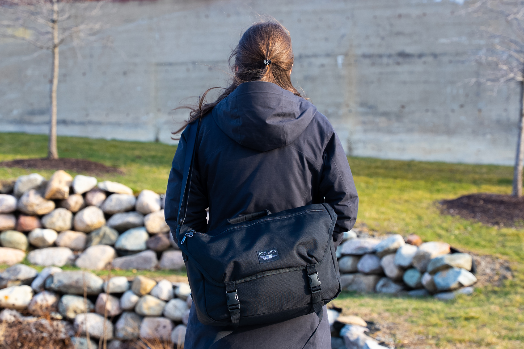 TOM BIHN Marathon Messenger Bag Back