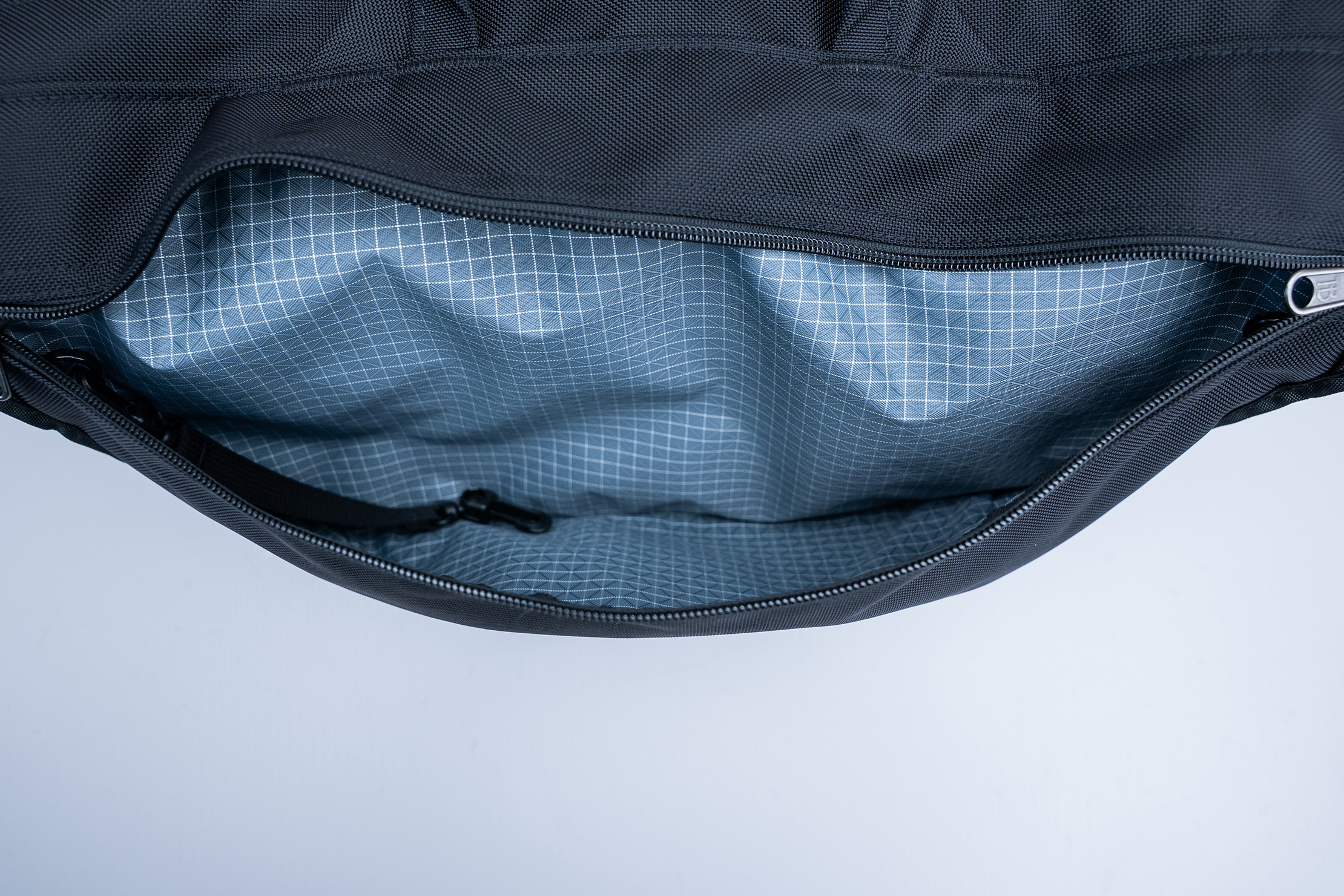 TOM BIHN Marathon Messenger Bag Keyleash