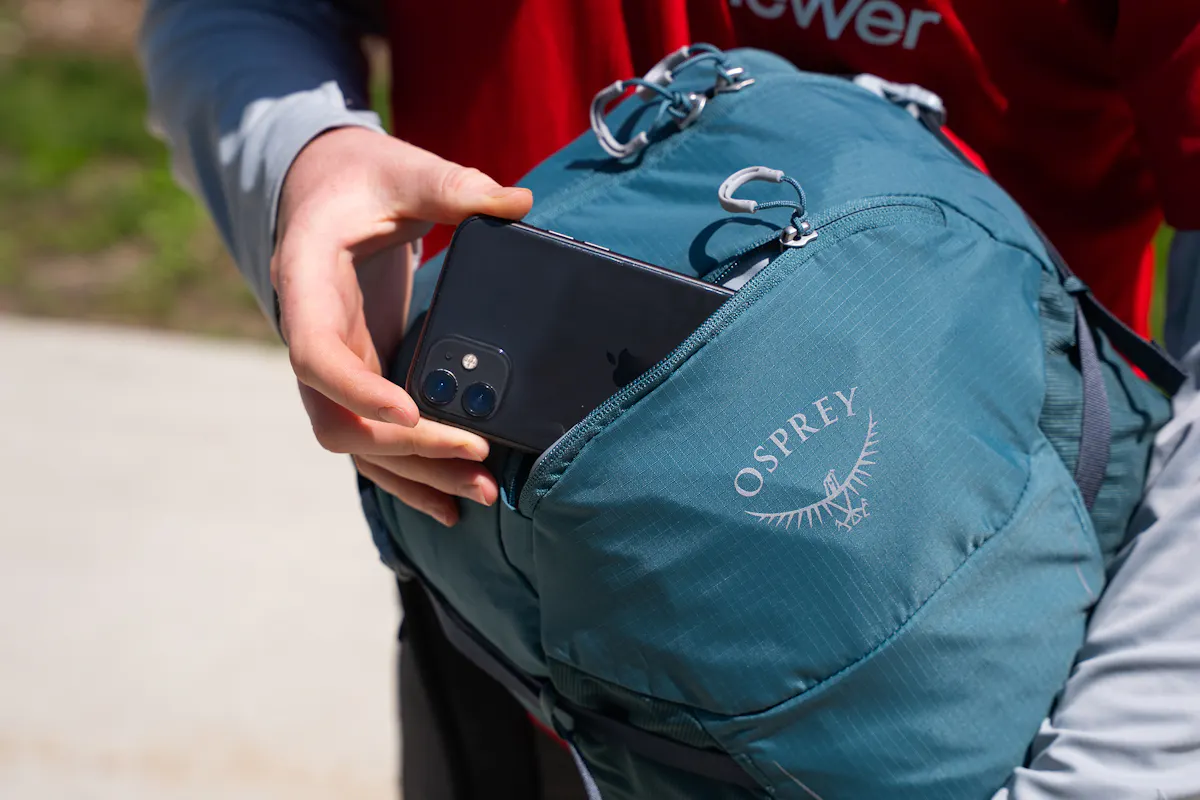 Osprey Hikelite 18 In Use