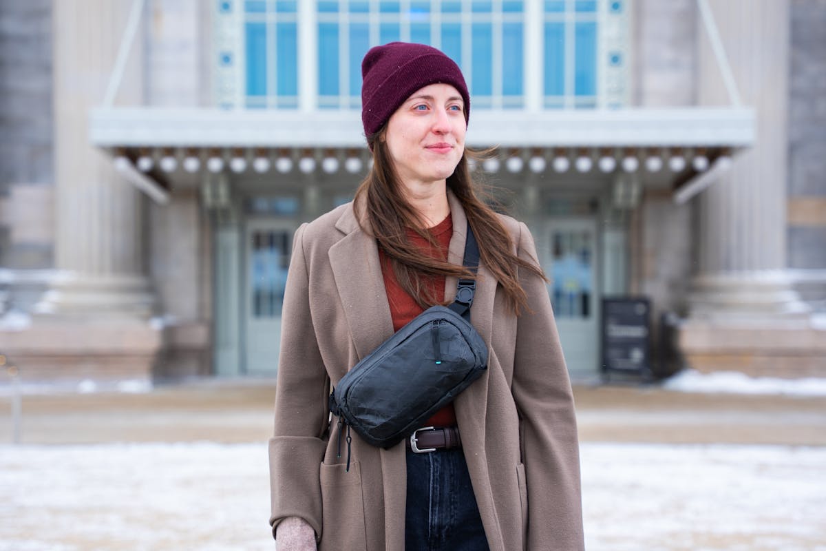 Pack Hacker x Aer Ultra Sling worn on the front on a feminine frame