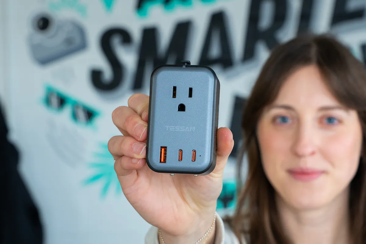 TESSAN Ultra Thin Universal Travel Adapter PD 20W Showcase