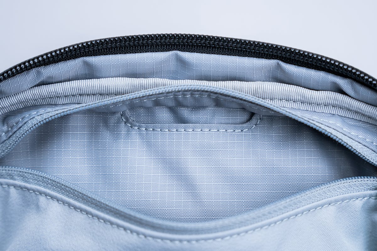 Pack Hacker x Aer Ultra Sling smart tracker pocket