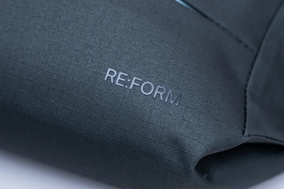 バッグ RE:FORM XB:01 CROSSBODY 3L RE:FORM XB:01 Crossbody 3L Review | Pack Hacker