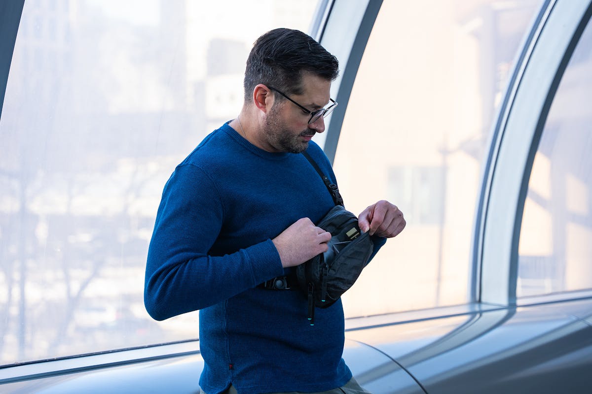 Accessing the front compartment of the Pack Hacker x Aer Ultra Sling