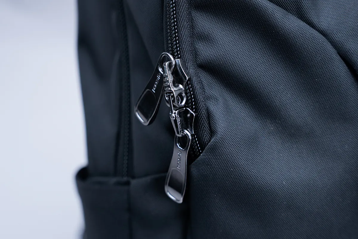 Pacsafe EXP 28L Anti-Theft Backpack Zipper