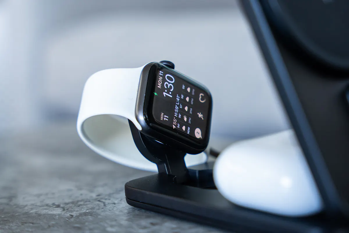 ESR CryoBoost Foldable 3-in-1 Magnetic Charging Station (25W) Watch
