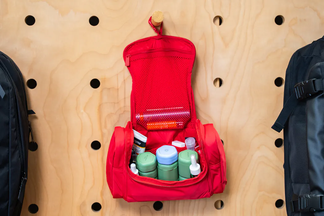 Away Featherlight Hanging Travel Vanity Review