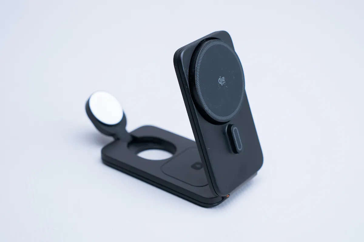 ESR CryoBoost Foldable 3-in-1 Magnetic Charging Station (25W) Empty
