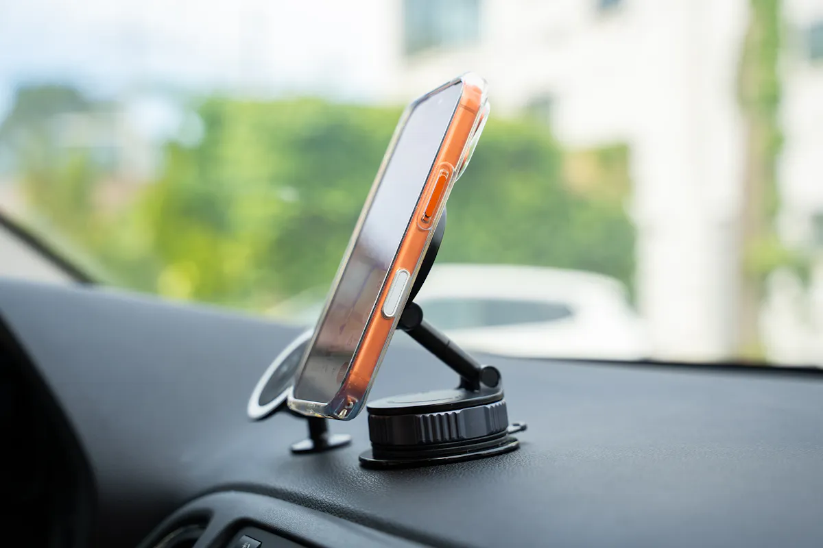 Ugreen MagSafe Car Mount In Use 2