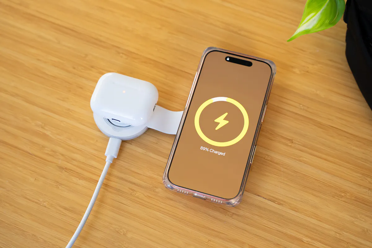 Twelve South ButterFly SE 25W 2-in-1 Qi2.2 Charger Charging