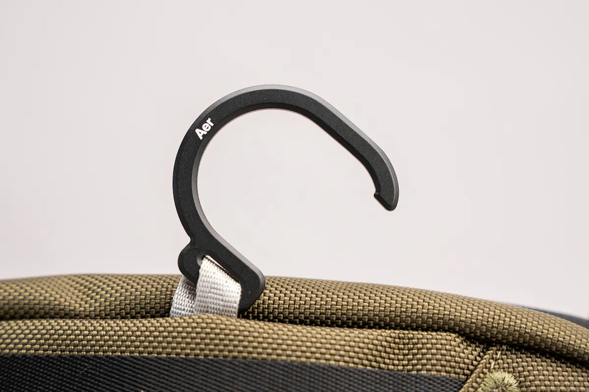 Aer Travel Kit 3 Hook Closeup